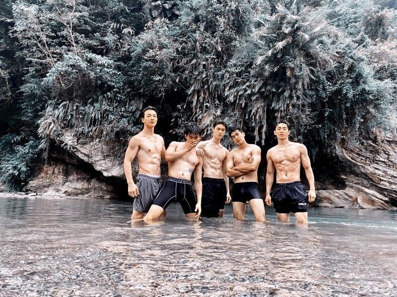 《飛魚高校生》黃宏軒(左2)、涂善存(右2)都已演過BL作品,成晞(中)也加入BL戰場。(周子娛樂提供)