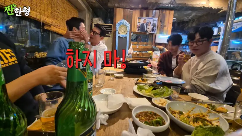 ▲玄彬喝醉狂笑、講祕密,讓人看呆。(圖/짠한형 신동엽 YouTube)