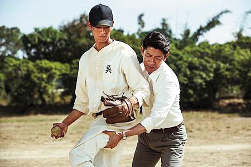 曹佑寧(左)2014年演出電影《KANO》一炮而紅,之後「棄球從演」,如今已在娛樂圈站穩腳步。右為永瀨正敏。