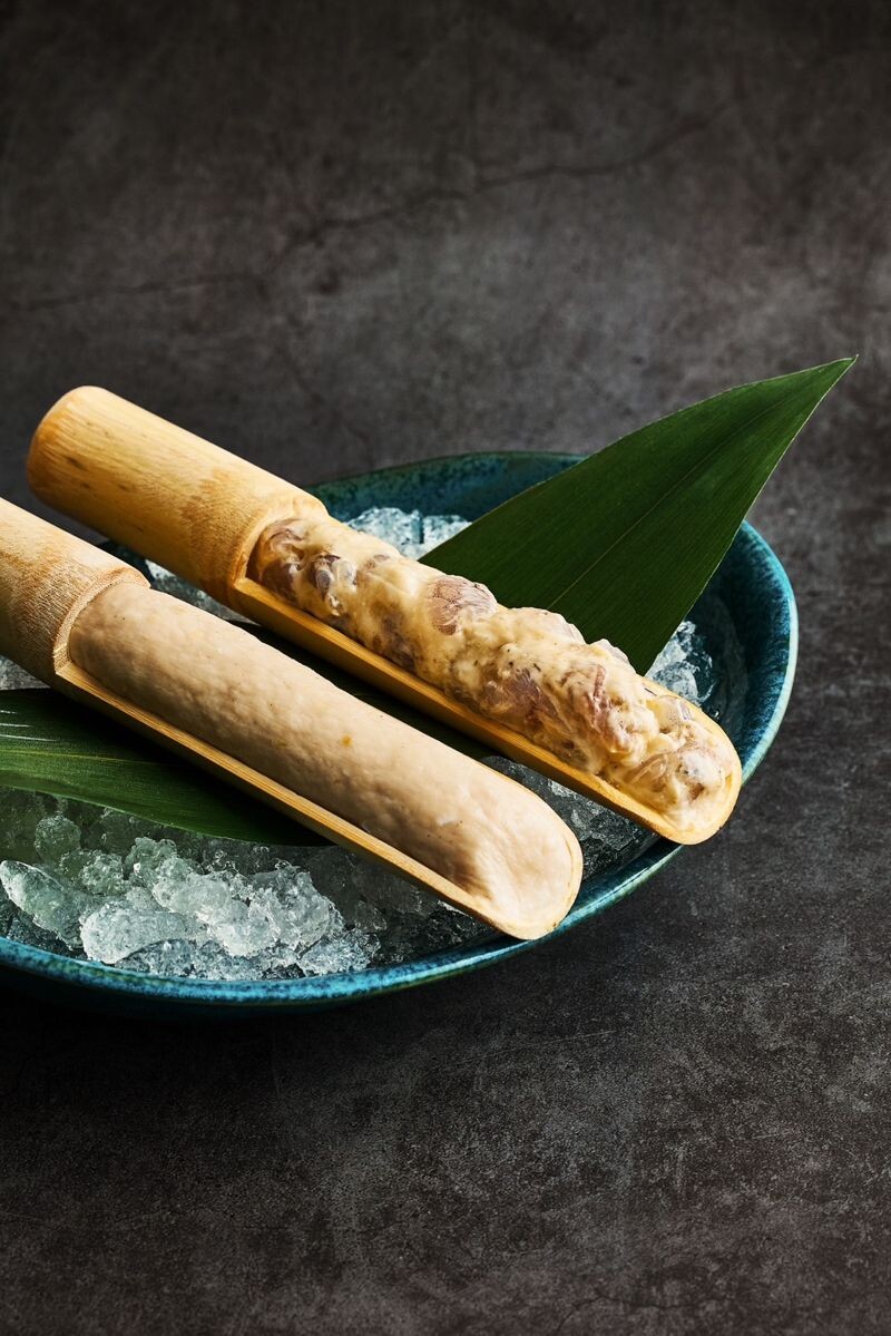 日式風味的「特製鮮蝦滑」(右)與雞軟骨加上豬板油、炸蒜片、黑胡椒打至均勻「雞軟骨手工丸」(左)。(SHABU ZEN提供)