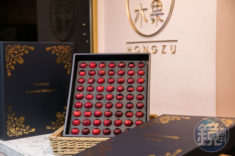 李祖恩說高級水果不只是時機財,更要了解痛點,創造出價值。像頂級的櫻桃,很容易會有壓壞、壓爛的機率,他不許這樣的情況出現,挑選果面無暇、最好的櫻桃、一顆一顆手挑做成宛如高級巧克力的禮盒。(2,000元/盒)