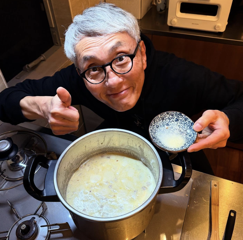 松重豐在IG貼出自己自己煮飯的成果。(翻攝自IG)