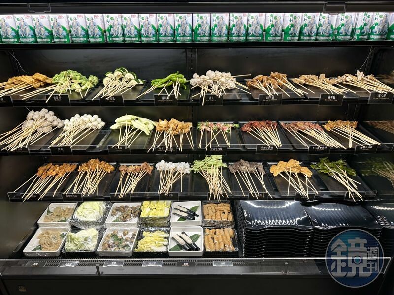 大部分食材用長竹籤串起,方便客人拿取、涮煮。