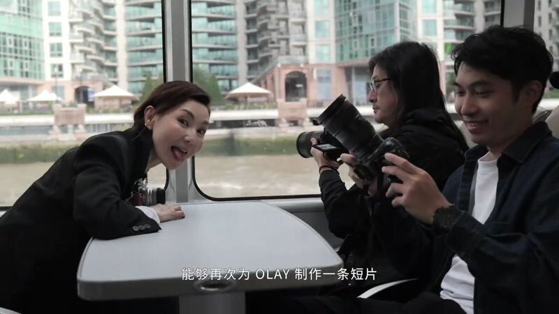 與熟悉的工作人員再度合作,張曼玉露出俏皮表情。(翻攝張曼玉抖音)