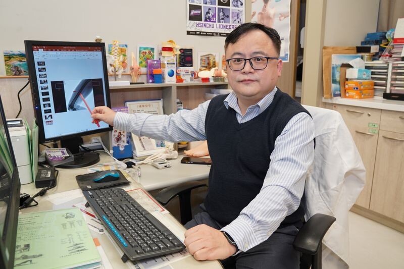 復健科何宇淳醫師指出,「骨化性肌炎」若影響到關節活動,需考慮手術治療。(中國醫藥大學新竹附設醫院提供)
