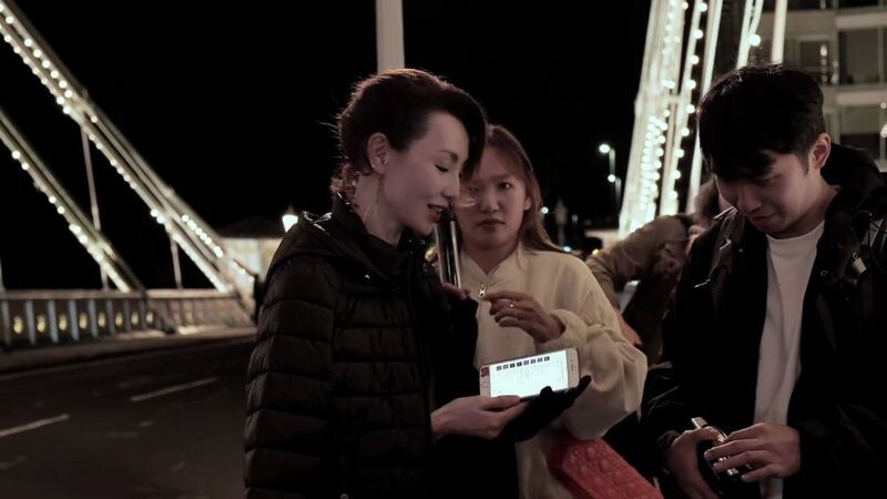 拍攝選在倫敦的Albert Bridge,遂了張曼玉一直想在此拍攝的心願。(翻攝張曼玉抖音)