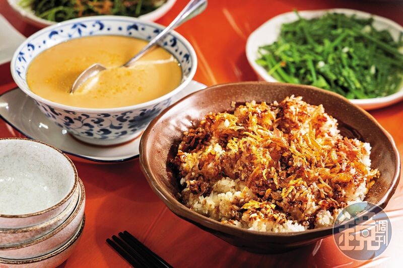 淋上雞油與油蔥酥的「雞油飯」(前,150元/鍋)與「蒸蛋」(左後,250元/份)都是餐廳的招牌菜。