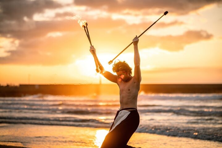 ▲《渡風者》以高空特技、火舞、音樂、劍舞，燃炸恆春半島的激情火焰。　圖：屏東縣政府傳播暨國際事務處／提供