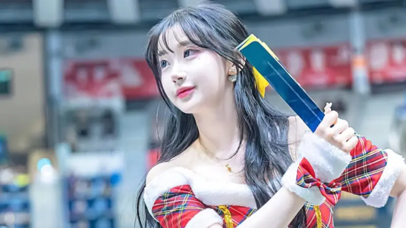 ▲李珠珢身穿紅色格紋套裝,整個人宛如聖誕小精靈,電暈一票粉絲。(圖/李珠珢IG)
