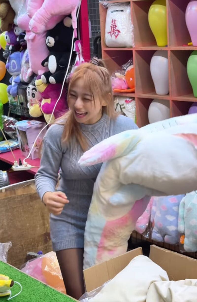 打工少女露出親切燦爛笑容與客人互動。(翻攝IG@lin._149)