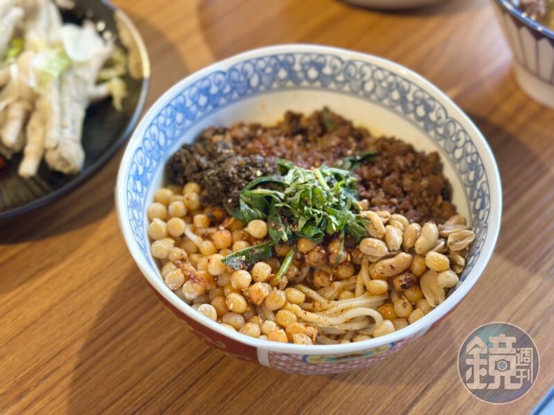 「重慶豌雜小麵」把辣肉燥、豌豆與麵條攪和均勻,噴香辣麻,十分涮嘴。(180元/份)