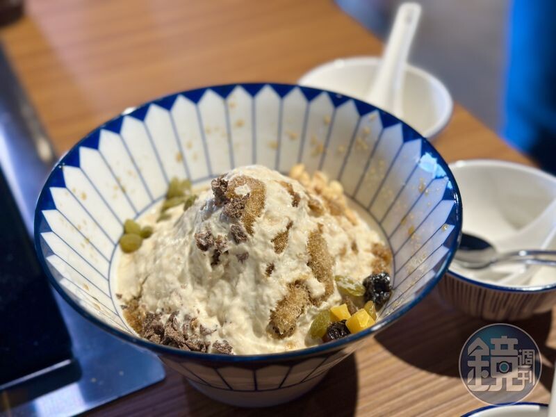 用巧克力牛奶風味的黑啤酒做成的雪花冰,有點太苦,建議挑選酒感輕盈、水果系列的啤酒。