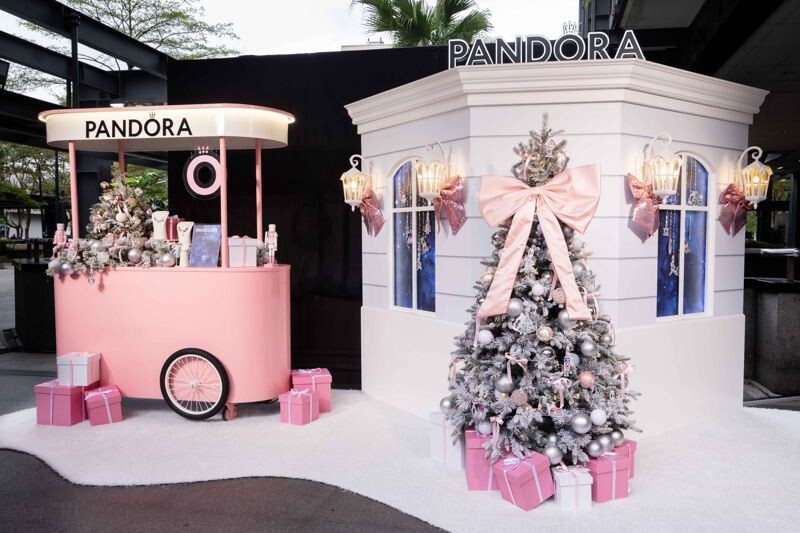 PANDORA「BE LOVE聖誕小屋」在台北信義A8館、以及及新光三越南西館。(PANDORA提供)