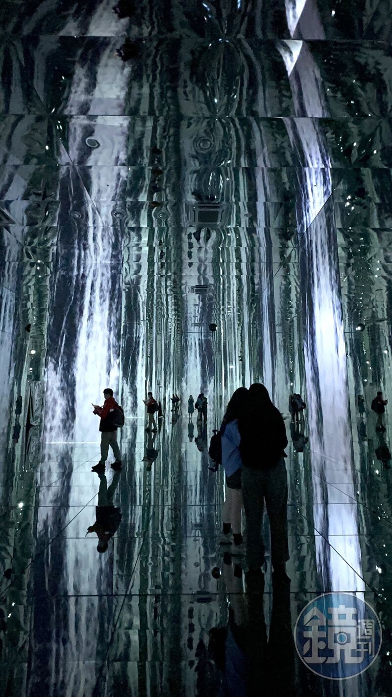 「WATERFALL INFINITE（無極瀑布）」是美術館經典的展品。