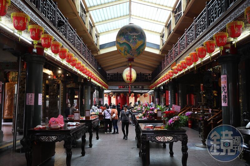 關渡宮主祀天上聖母媽祖、觀音佛祖、文昌帝君；凌霄寶殿供奉玉皇大帝、三官大帝、東華帝君及瑤池金母；下方的財神洞供奉五路財神、福德正神土地公；古佛洞供奉主神千手觀音、四大金鋼和二十八部眾等諸神。