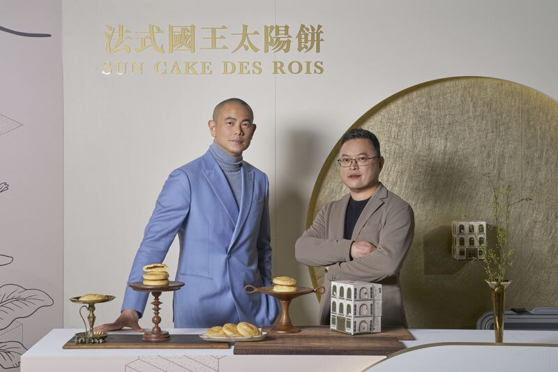 「法式國王太陽餅」的靈感源自江振誠主廚的初衷，希望讓太陽餅更深刻進入台灣人心中，圖為江振誠（左）與如邑堂創始人林震東（右）。（如邑堂提供）