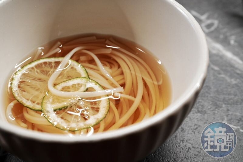 「酸柚稻庭烏龍冷麵」酸香解膩,麵體扁細卻維持彈牙口感。(加購價99元/人)
