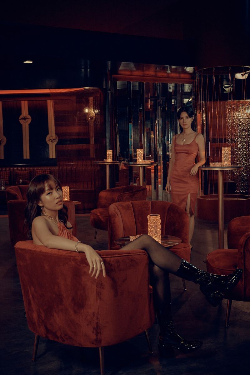 《死了一個娛樂女記者之後》林予晞火辣變裝偕同薛仕凌踏入招待所查案,兩人皆因逼真場景馬上入戲。(鏡文學提供)