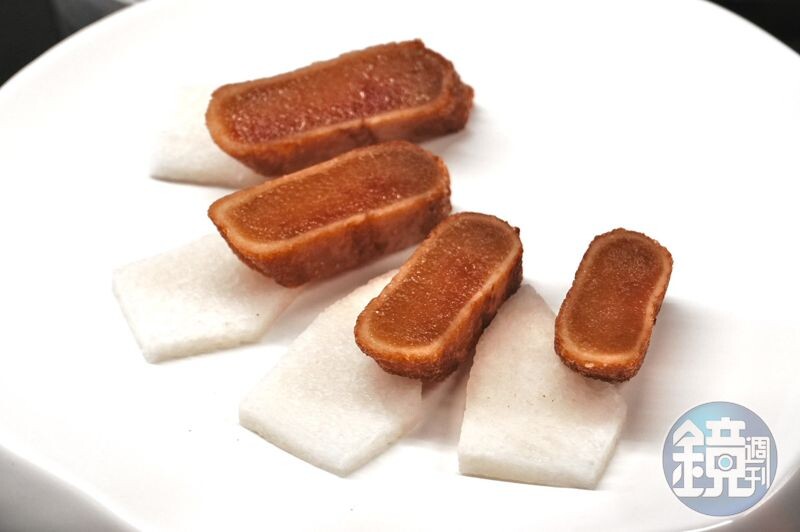 主廚以獺季清酒將雲林厚切烏魚子浸漬至黃金溏心的口感,香氣令人印象深刻。