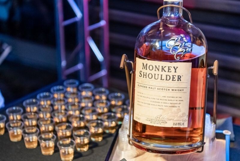 要找嗨咖威士忌,少不了灑脫無束縛的「Monkey Shoulder 三隻猴子三重麥芽威士忌」。(格蘭父子提供)
