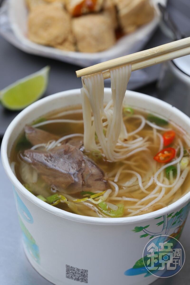 阮Q臭豆腐的老闆是越南人，獨創越南牛肉湯搭配台式臭豆腐的異國組合，「越南道地牛肉米線」牛肉湯燉得清爽鮮香，熱湯搭配臭豆腐剛剛好。（130元／碗）
