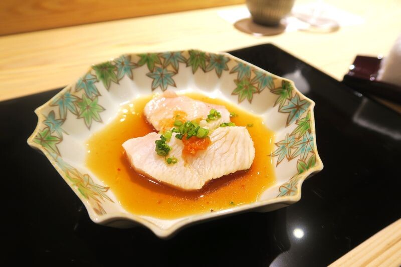 重約30公斤的九繪魚,滋味淡雅鮮美,以北海道真昆布高湯涮煮後沾取橙醋食用。