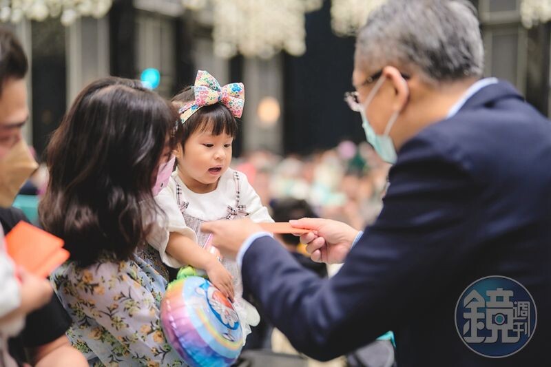 長輩最愛打招呼問句之一，就是拿出「我抱過你」這句話來開場。（示意圖，本刊資料照）