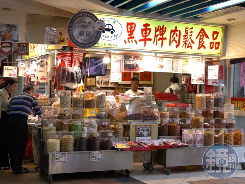 1976年創立的「黑車牌肉鬆食品」,是台北蘭州市場裡的人氣老店。