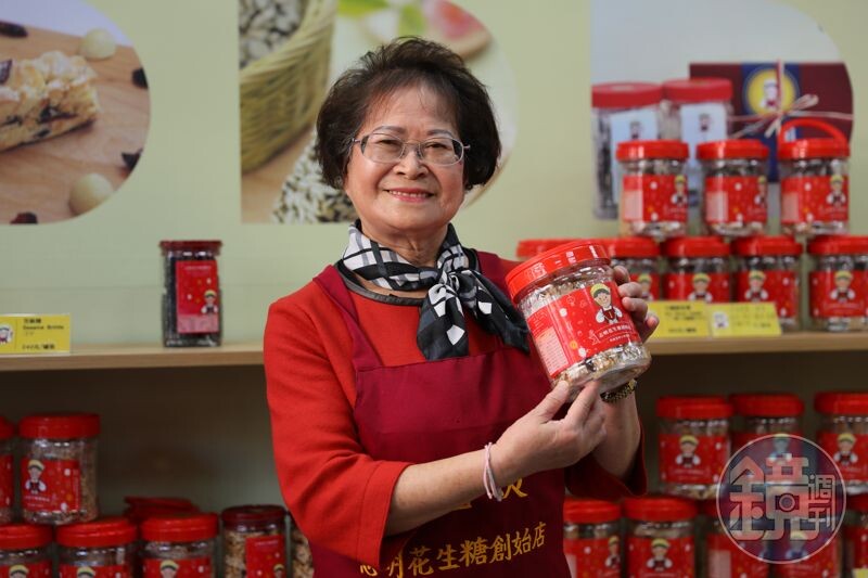 76歲的米香姨依然閒不下來，不是在招呼客人，就是在拌炒花生，活力滿滿。