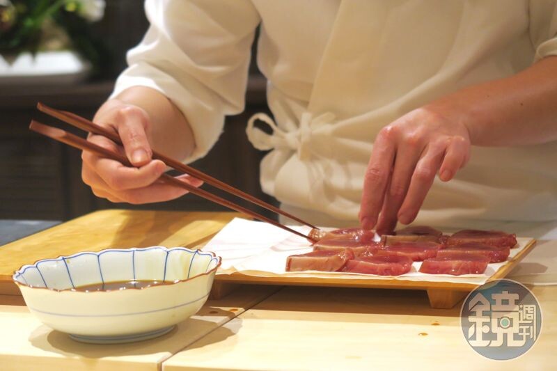 在板前可近距離欣賞料理長細心處理每一片鰹魚。