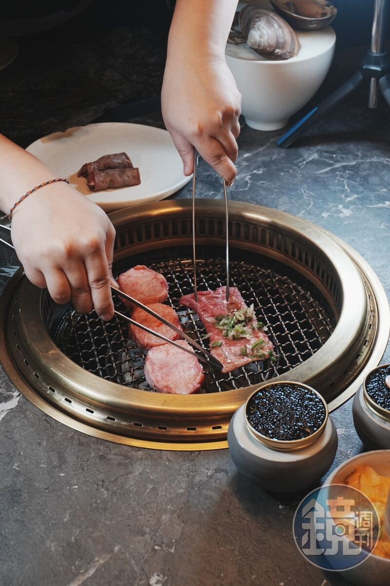 京燒肉以職人精神打造精緻燒肉的全新體驗,提供管家式的桌邊燒烤。