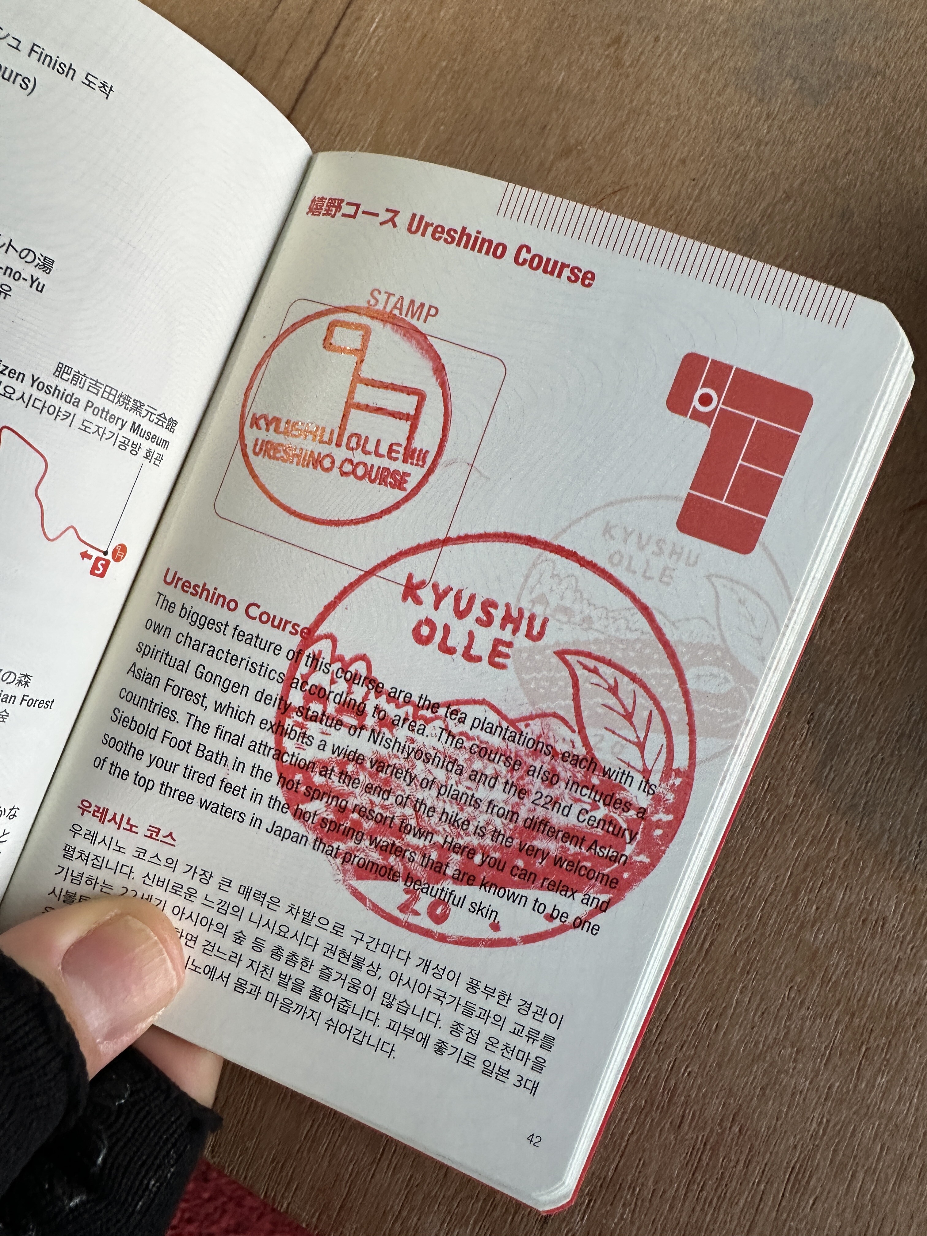 ▲九州偶來路線有蓋章手冊，可在起點的肥前吉田燒窯元會館購買蓋章，每本2000日圓。　圖：蔡雅雯／攝影