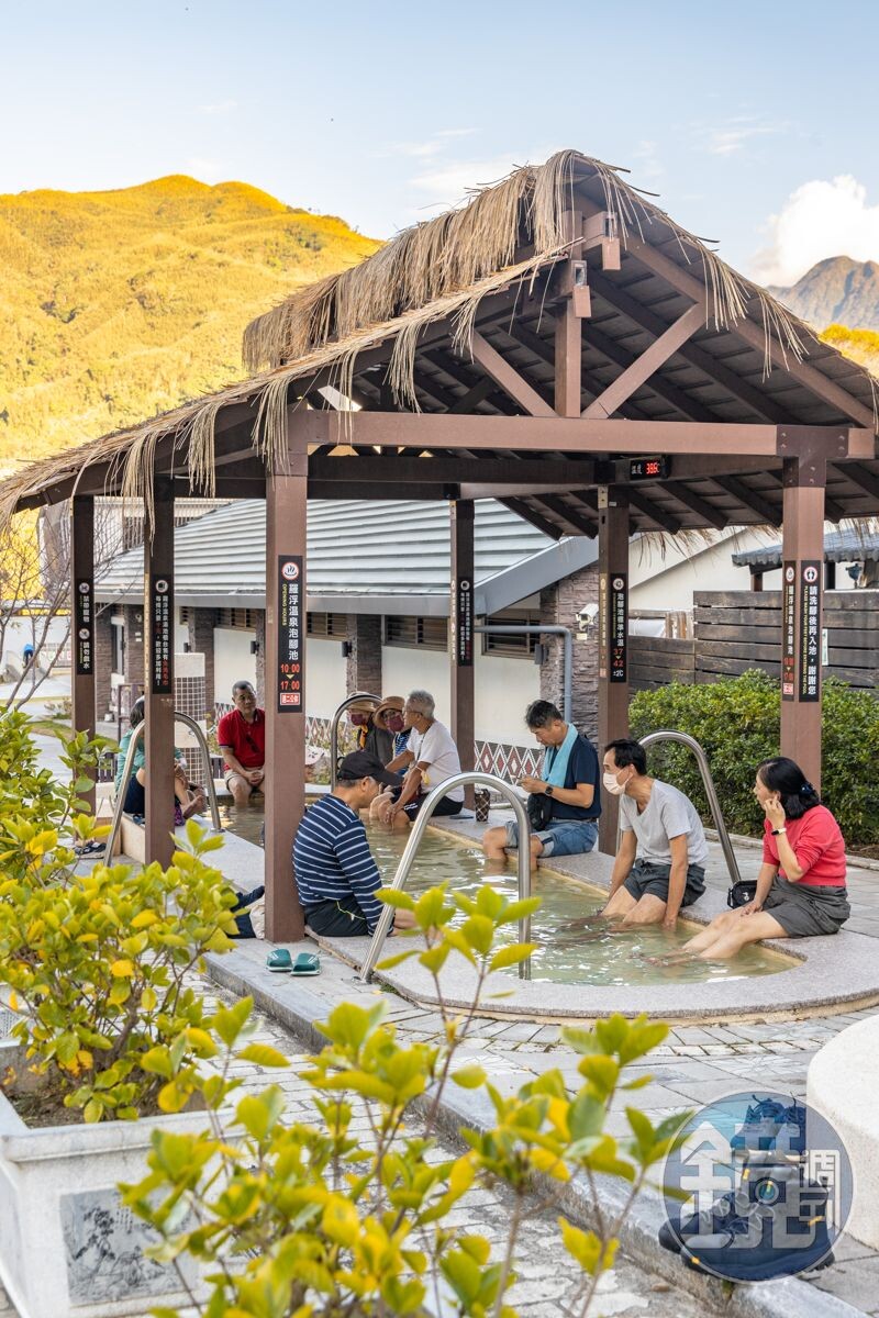 羅浮溫泉有免費的戶外足湯可泡。