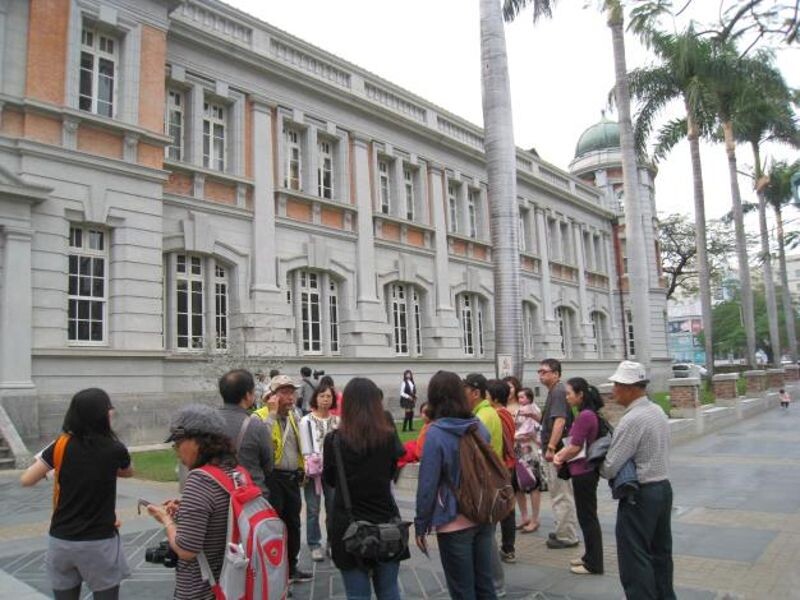 台南市觀光局指出,1月25日至2月2日春節連假9天期間,觀光局12條免費散步導覽路線加開共計63梯次。(台南市觀光局提供)