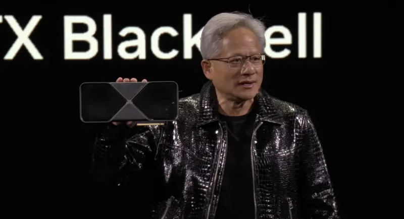 ▲黃仁勳穿上新皮衣，在CES 展上發表的RTX 50 系列。（圖／翻攝輝達YT）