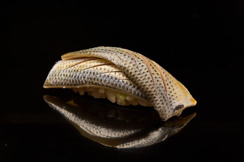 小肌是江戶前壽司的代表性食材之一,也是料理長最喜愛的魚種,處理難度相當高。(鮨嘉仁提供)
