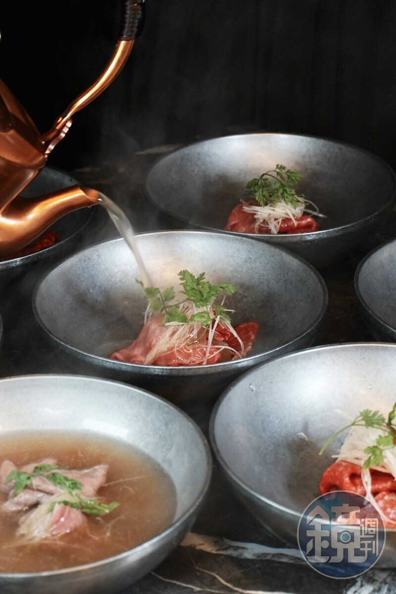 桌邊現沖的「清燉牛肉湯」醇厚暖潤,不用跑台南也能一飽口福。
