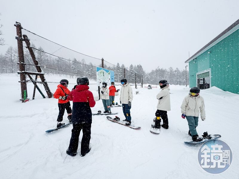 可樂旅遊的滑雪團採取4到6人的小班制分級教學。