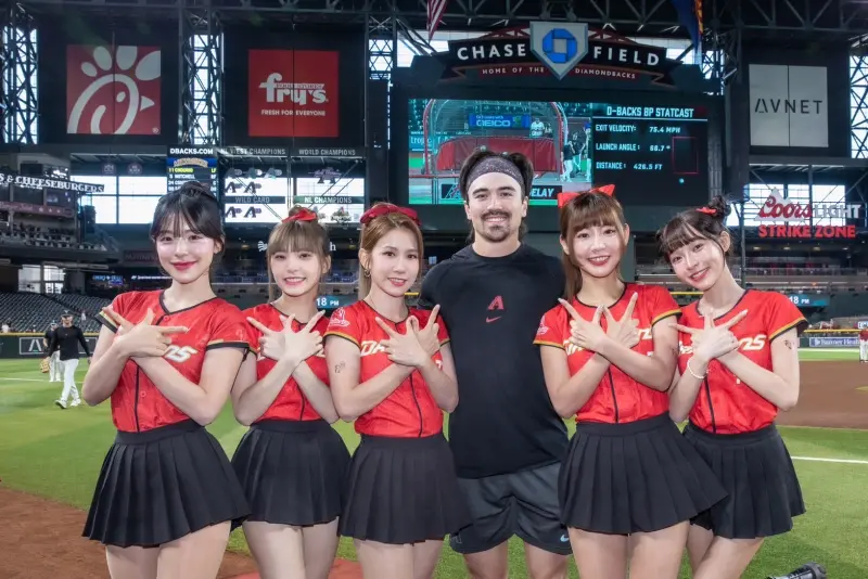 ▲味全龍啦啦隊小龍女登上美國職棒大聯盟響尾蛇主場台灣日舞台,和台美混血球員「卡仔」Corbin Carroll相見歡,並一起合影留念。(圖/味全龍提供)