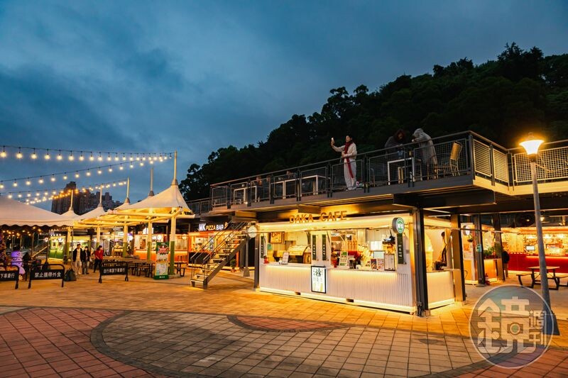 關渡碼頭貨櫃市集集結14間異國美食貨櫃屋，二樓座位區免費開放，可以拿著餐點到高處享用視野更好。