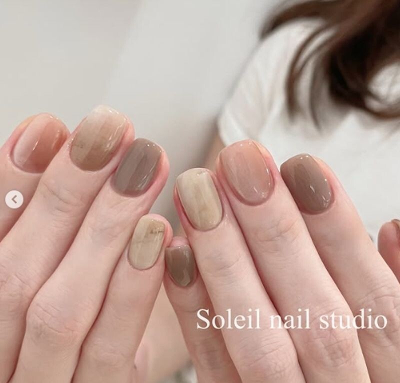 摩卡慕斯與米色、灰粉色融合,形成柔和慵懶色調。(instagram @soleil___nail)