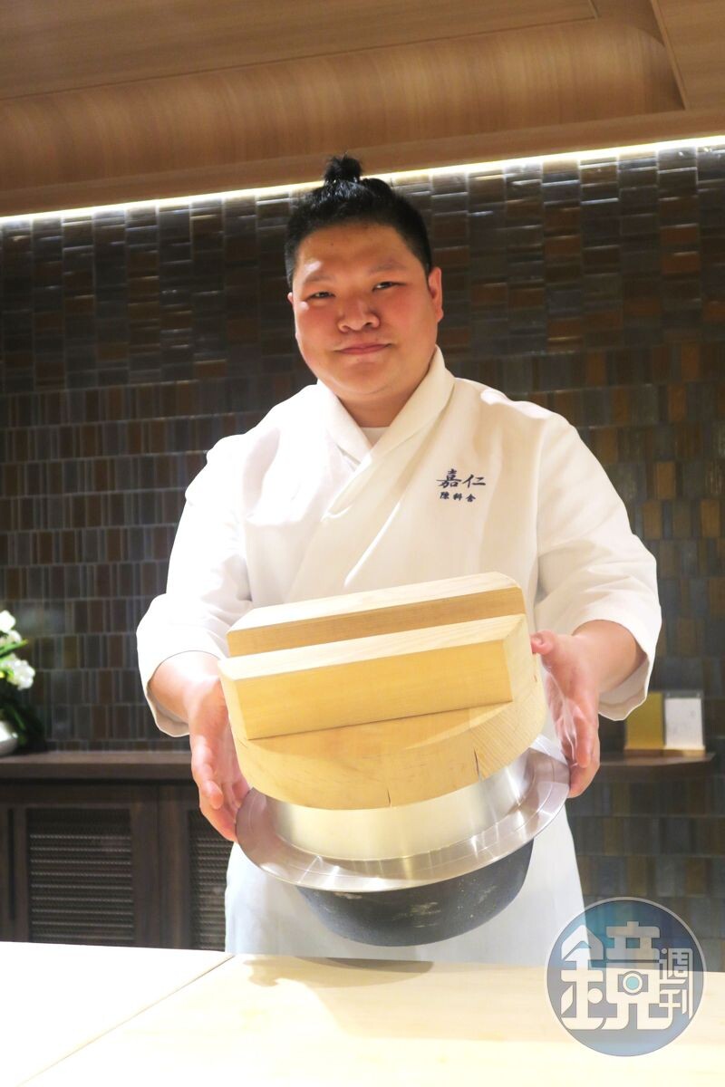 廚師手中大大的厚釜鍋,便是料理長從日本帶來台灣的煮飯道具。因為瓦斯設備需要改管線,厚釜鍋直到開業前一週才正式就位。