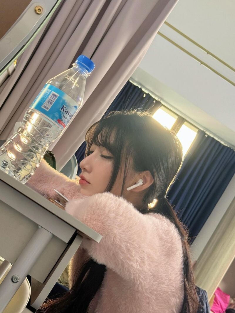 一粒睡顏被隊友恬魚偷拍下來。(翻攝一粒IG)