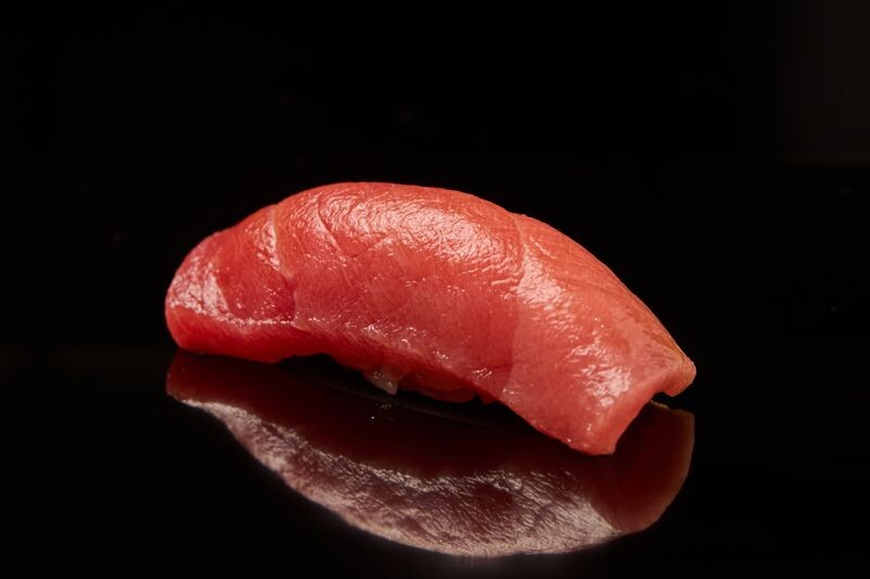 鮪魚中腹的油脂豐厚,口感極佳。(鮨嘉仁提供)