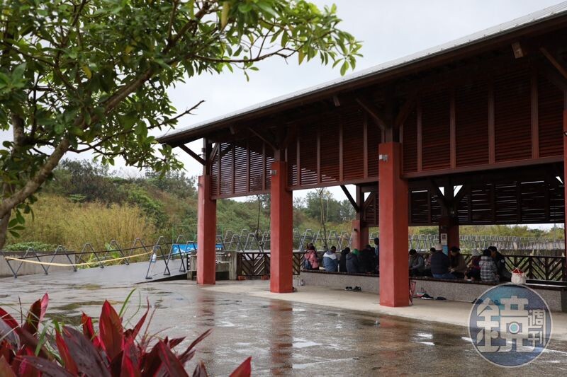 同場加映緊鄰金山的萬里「大鵬足湯公園」，地點就位於濱海公路旁，可以享受免費的天然溫泉泡腳池。