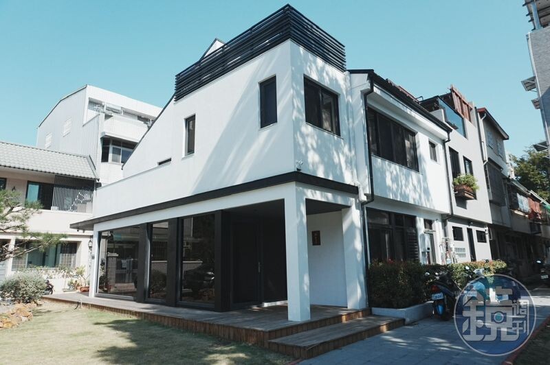 「鮨多芽」位於兩層樓獨棟純白建築的一樓,整體空間由創辦人兼行政主廚宋大為一手操刀設計監工。