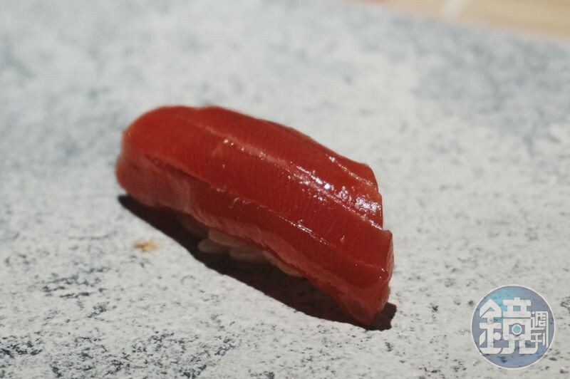 「長崎黑鮪魚赤身」的肉質細膩透亮。