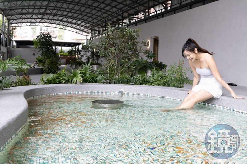 入住冠翔泉旅,不必額外花錢就能體驗與溫泉魚腳底親密接觸的奇特感受。