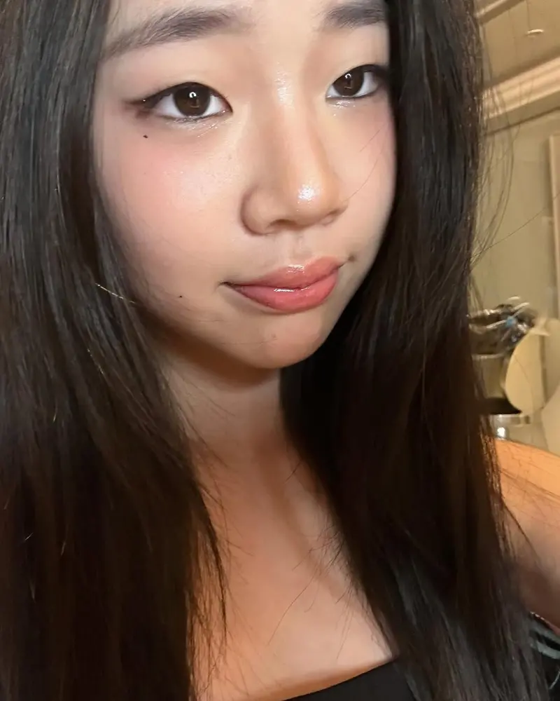 ▲許老三難得畫上濃妝,纖長眼線、捲翹睫毛,讓她的雙眼變得更深邃,五官更加立體。(圖/許老三IG)