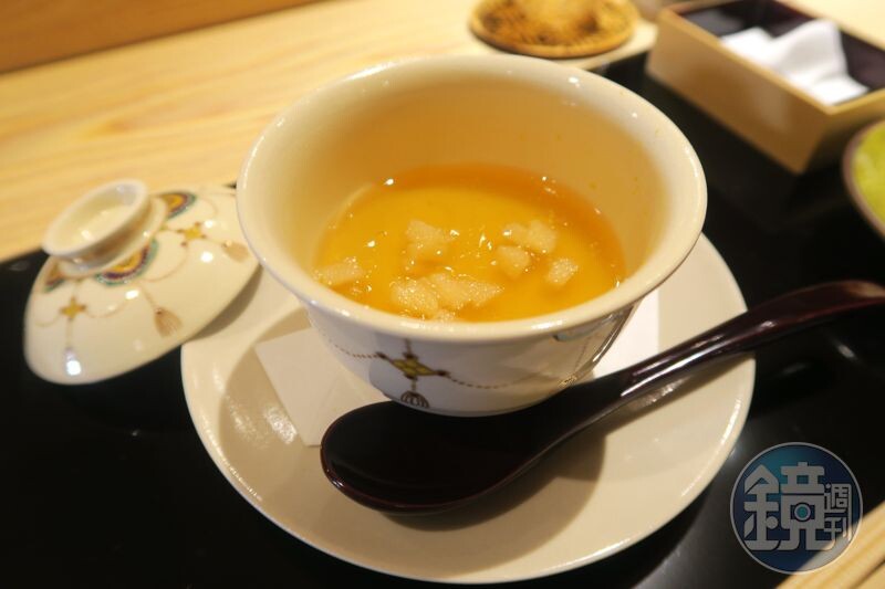 為了呈現茶碗蒸柔滑口感,特別增加高湯用量,頂部綴以鯡魚卵,增添脆口感。